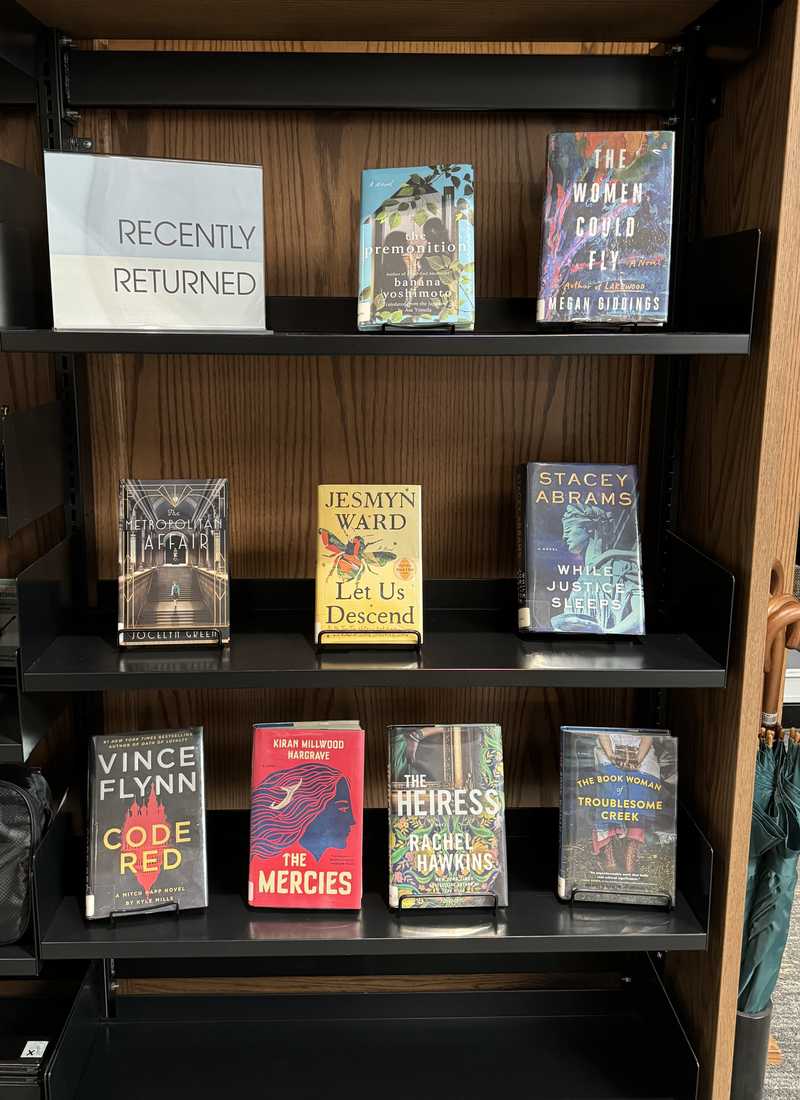 Recently returned books shelf at the library - October 2024